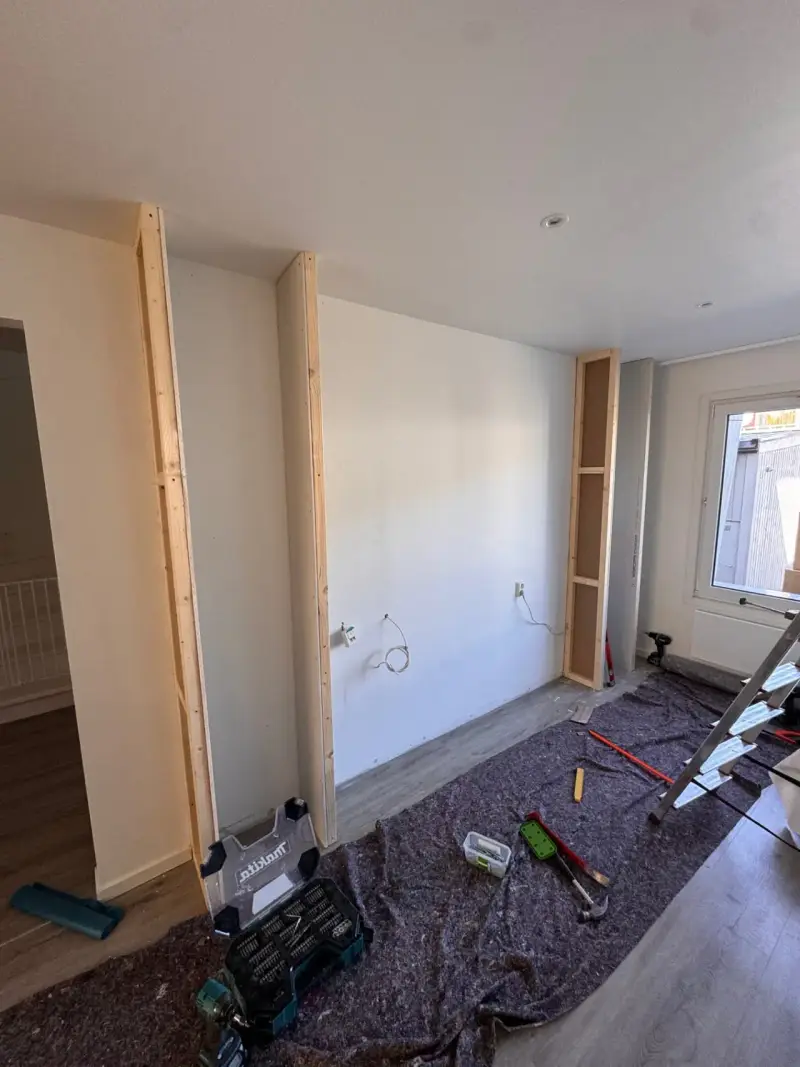 Platsbyggd mediavägg med eldstad – Järfälla, bild 3 av 10