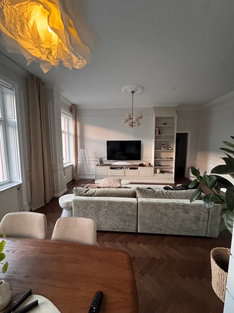 Platsbyggd TV-bänk och bokhylla, Östermalm, Stockholm