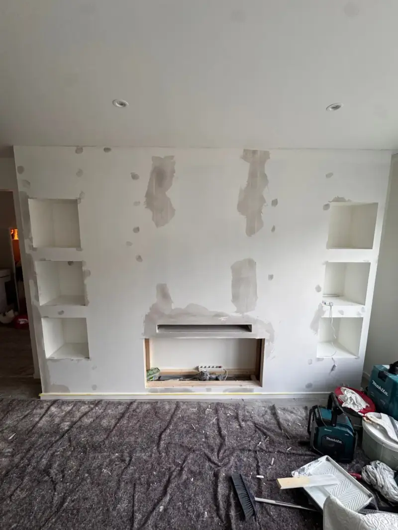 Platsbyggd mediavägg med eldstad – Järfälla, bild 6 av 10