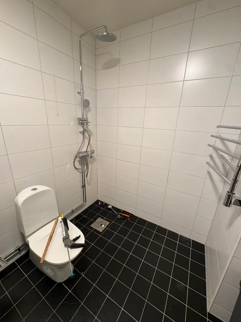 Installation av duschvägg, bild 3 av 3