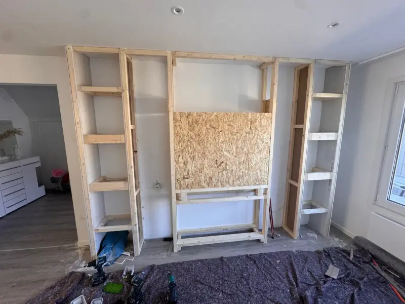 Platsbyggd mediavägg med eldstad – Järfälla, bild 5 av 10